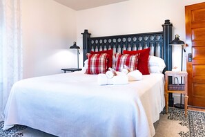 4 bedrooms, desk, iron/ironing board, WiFi