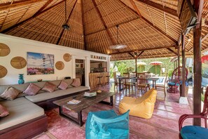 Una televisión, Netflix, libros, servicios de streaming