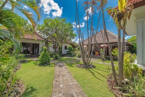 Property grounds - LUXURY Villa La plancha BEACH, 200m to the Beach, Heart of Seminyak, 300m (kuta)