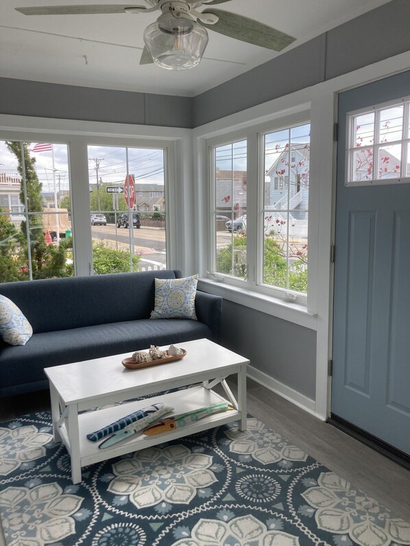 تلفزيون ذكي، مدفأة، كُتُب