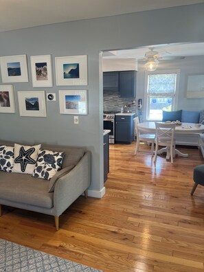 تلفزيون ذكي، مدفأة، كُتُب