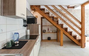 ثلاجة، موقد طهي مسطح، غسالة أطباق، ماكينة لصنع القهوة/الشاي