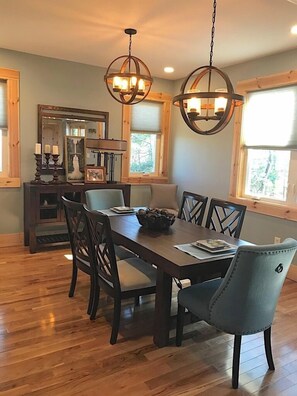 Dining - Modern Barn with Panoramic Views. Dogs allowed. (Lenoir)