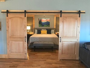 4 bedrooms, desk, iron/ironing board, WiFi - Barn Theme  Romantic Winter Escape with Mountain Views. Winter special inquire (Lenoir)