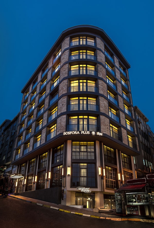 Voorkant accommodatie - avond/nacht