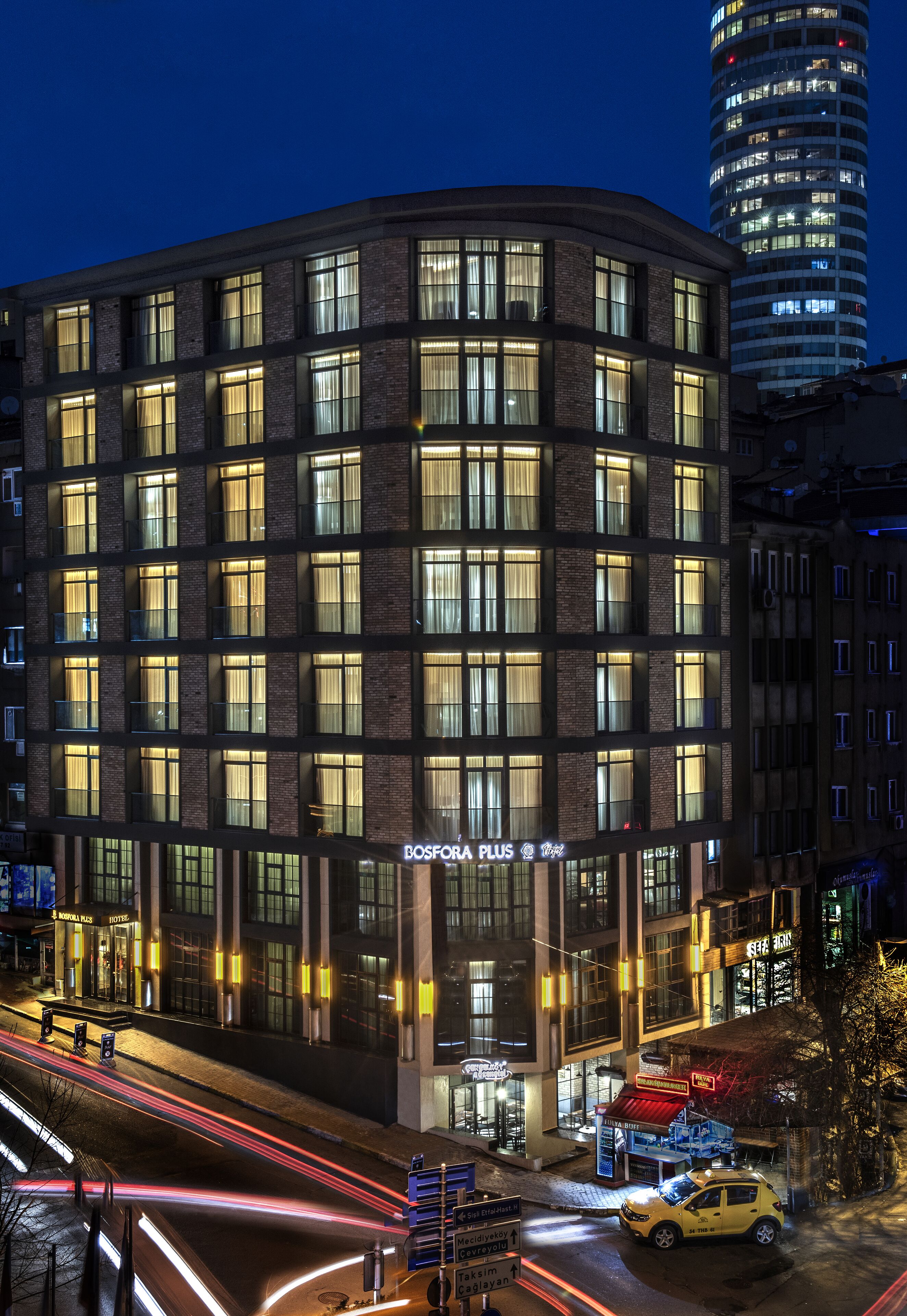 Facciata della struttura - sera/notte