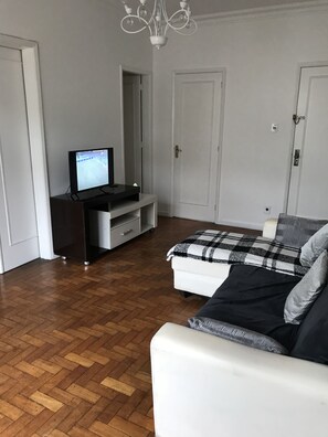 Télévision, lecteur de DVD, chaîne hi-fi