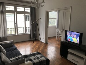 TV, DVD player, aparelho de som