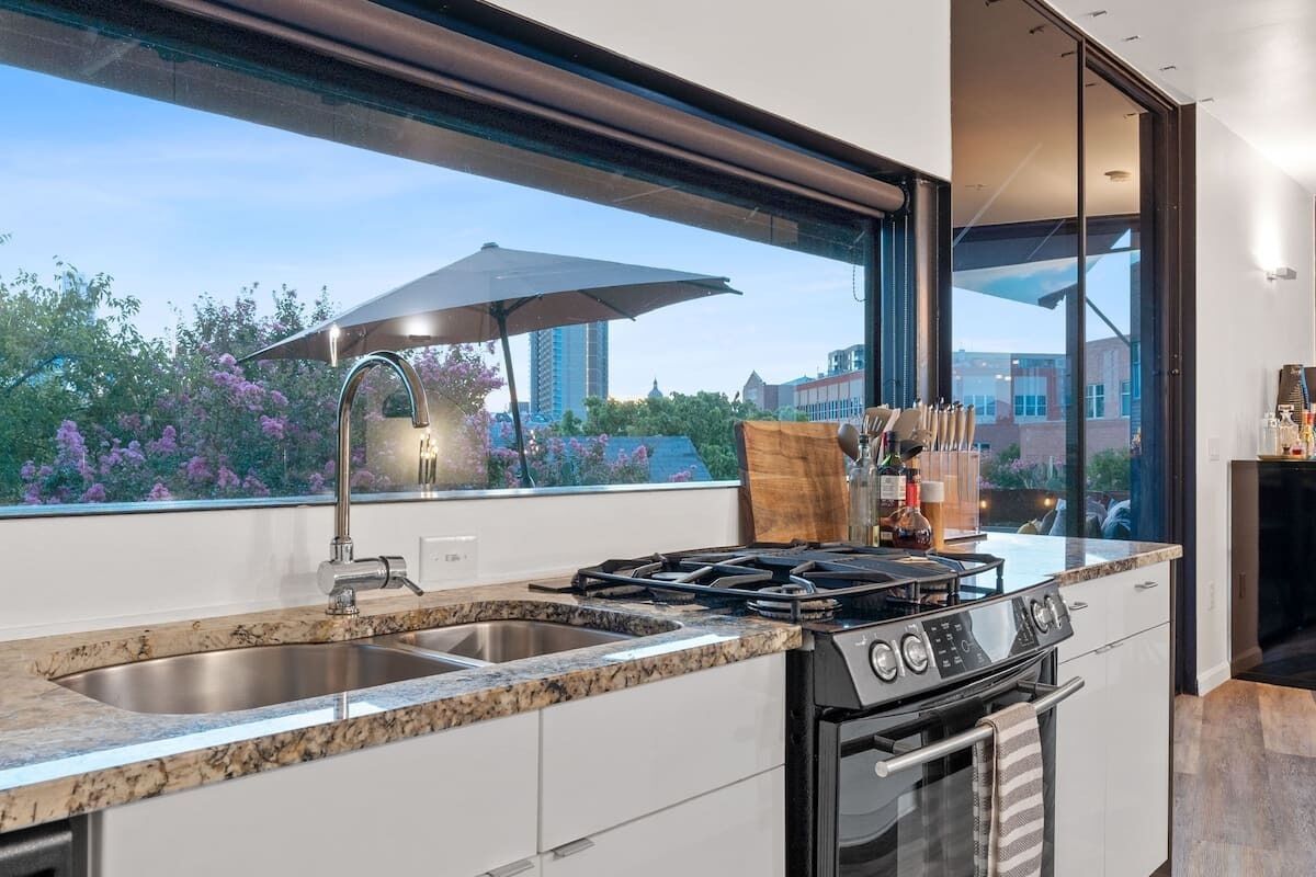 Kühlschrank, Mikrowelle, Herdplatte, Geschirrspüler