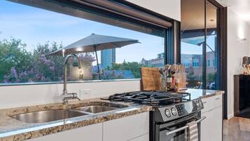 Kühlschrank, Mikrowelle, Herdplatte, Geschirrspüler