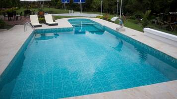 Piscina externa, funciona das 7h30 às 23h, guarda-sóis, espreguiçadeiras