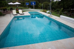 Piscina externa, funciona das 7h30 às 23h, guarda-sóis, espreguiçadeiras