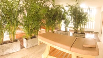 Sauna, hot tub, steam room, Turkish bath/hammam, body treatments