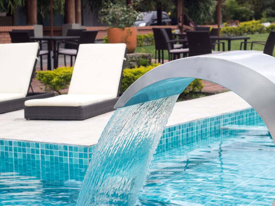 Piscina externa, funciona das 7h30 às 23h, guarda-sóis, espreguiçadeiras