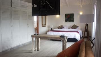 Studio Suite Presidensial, Bebas Asap Rokok, pemandangan kolam renang | Seprai Frette Italia, seprai premium, dan selimut bulu angsa