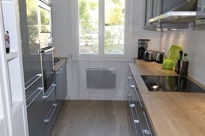 Refrigerador, microondas, horno, placa de cocina