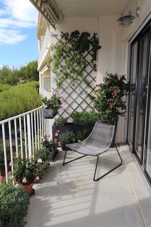 Property grounds - South facing apartment, sea view, near beach / center, terrace, aircon, parking (Cassis)
