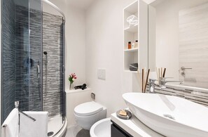 Secador de cabelo, toalhas de banho, sabonete, shampoo