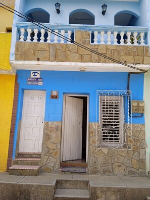 Fachada de la propiedad