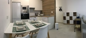Een koelkast, een magnetron, een oven, een vaatwasser