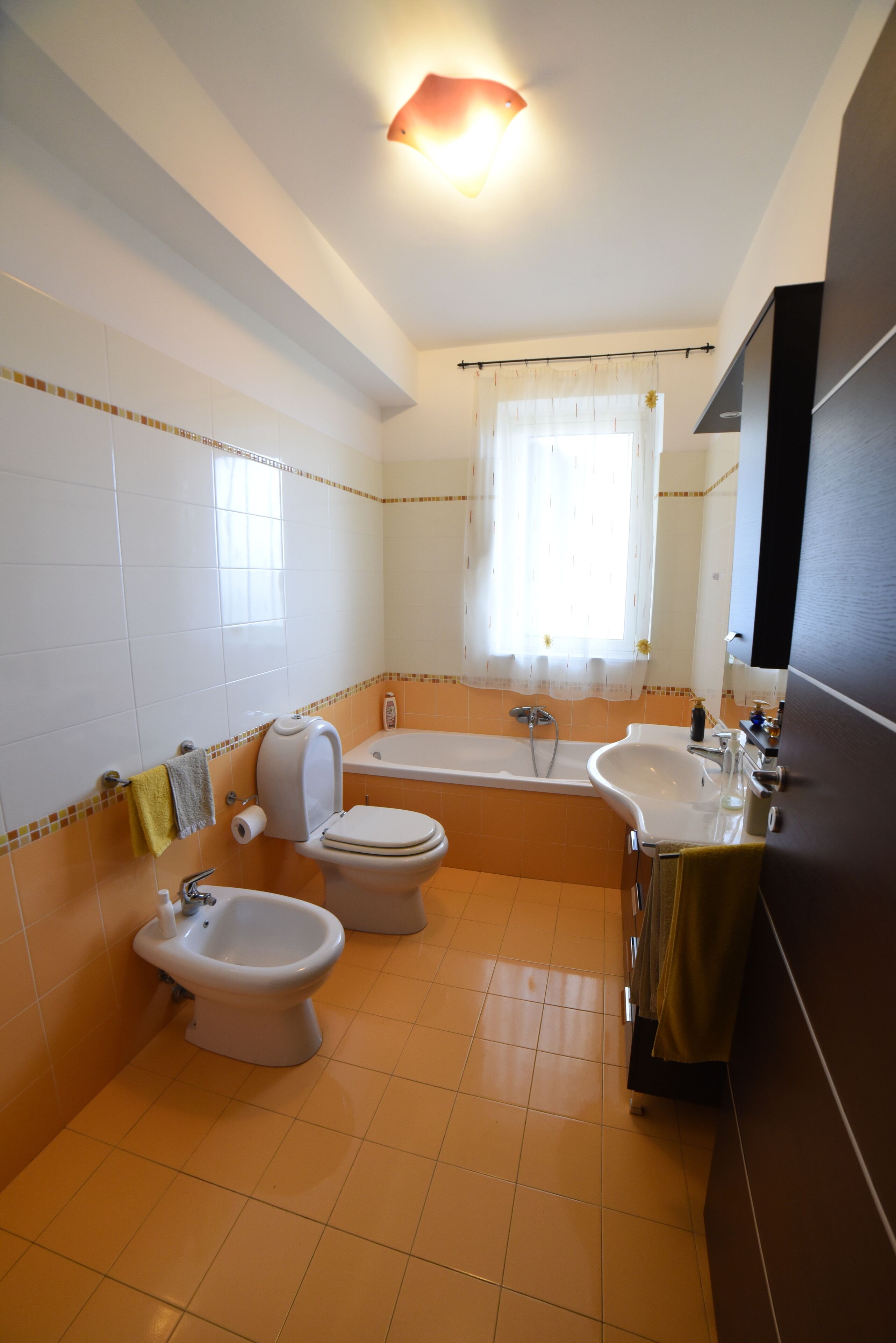 Un bagno con toilette, bidet, vasca e lavandino.