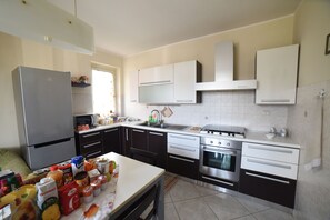 冰箱、微波炉、烤箱、炉灶