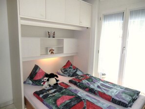 1 bedroom, travel cot, free WiFi, bed sheets