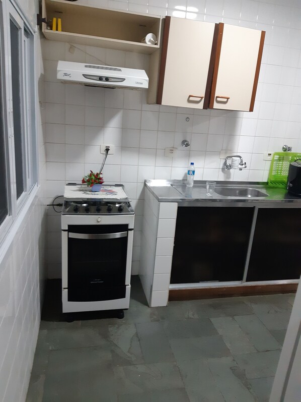 Micro-ondas, cafeteira/chaleira, talheres/pratos/utensílios de cozinha