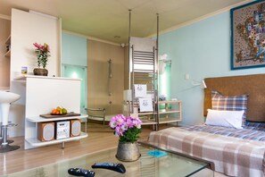 迷你吧、房內夾萬、手提電腦工作空間、熨斗/熨衫板