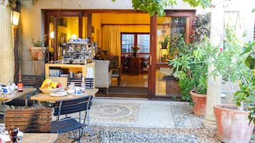 Daily full breakfast (ZAR 210 per person)