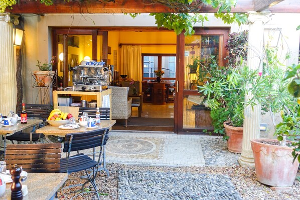 每日供應全套早餐 (每人 ZAR210)