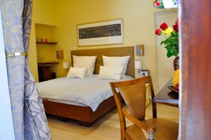 Minibar, in-room safe, laptop workspace, iron/ironing board - Rosedene Lodge (Cape Town)