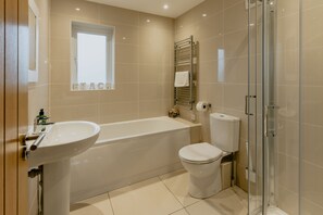 Combined shower/bathtub, hair dryer - Sands, Sleeps 6, Pets (Braunton)