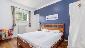 2 bedrooms, iron/ironing board, WiFi, bed sheets