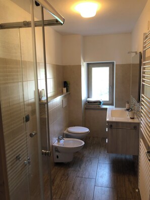 Dusche, Haartrockner, Bidet, Handtücher