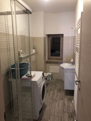 Dusche, Haartrockner, Bidet, Handtücher