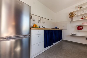 ثلاجة، موقد طهي مسطح، ماكينة لصنع القهوة/الشاي، غلّاية كهربائية