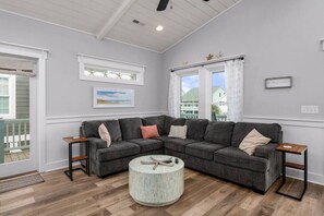 Smart-tv, dvd-afspiller, bøger, stereoanlæg