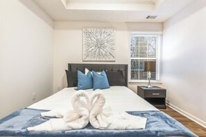 3 bedrooms, iron/ironing board, WiFi, bed sheets - 3BR Decatur Home • Sleeps 10 • Private Patio-Deck (Decatur)