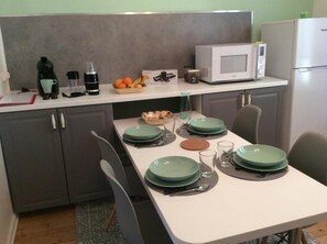 Full-sized fridge, microwave, oven, stovetop