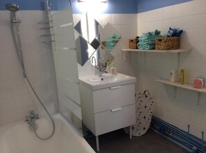 Shower, hair dryer, soap, shampoo - Bienvenu chez Zazou (Limoges)