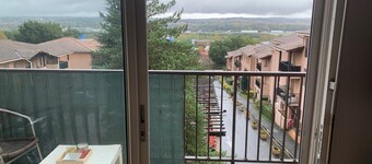 Appartement vue sur la cité de l'espace et piscine