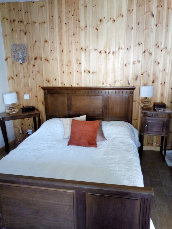 1 camera, ferro/asse da stiro, lenzuola