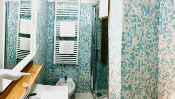 Dusche, Haartrockner, Bidet, Handtücher