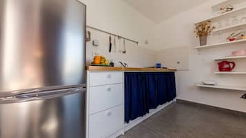 Een koelkast, een kookplaat, een koffiezetapparaat/waterkoker