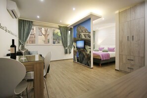 1 habitación, caja de seguridad en la habitación y escritorio 