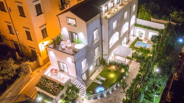 A multi-story building with a rooftop terrace, a swimming pool, and a well-maintained garden. - Jacaranda House - My Rental Homes (Sant'Agnello)