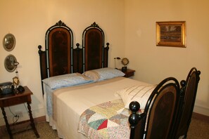 1 dormitorio, tabla de planchar con plancha, wifi y ropa de cama