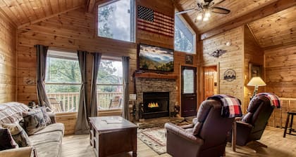 Incredible Mtn views, hot tub, 2king suites, WiFi, 3 decks, 10min to Dollywood