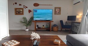 Smart TV, libros y monitor de computadora 